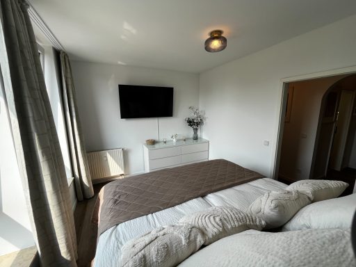Schlafzimmer mit King Size Box Spring Bett