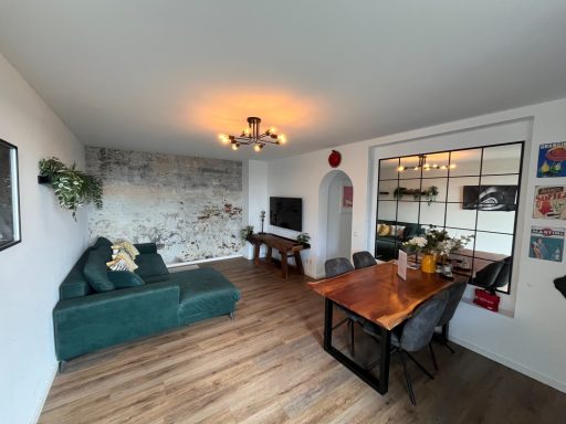 Wohnzimmer mit Esstisch und Spiegel im Loftdesign