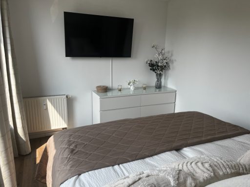 Schlafzimmer mit King Size Box Spring Bett
