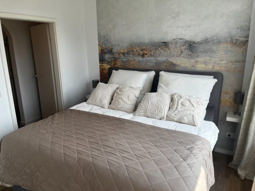 Schlafzimmer mit King Size Box Spring Bett