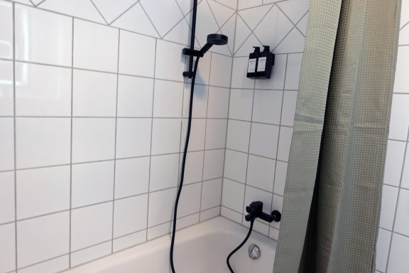 Badewanne mit Duschzone